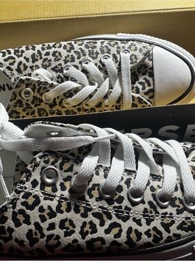 Converse women’s size 7